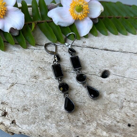 BLACK STONE DROP EARRINGS. NWOT - Picture 1 of 4